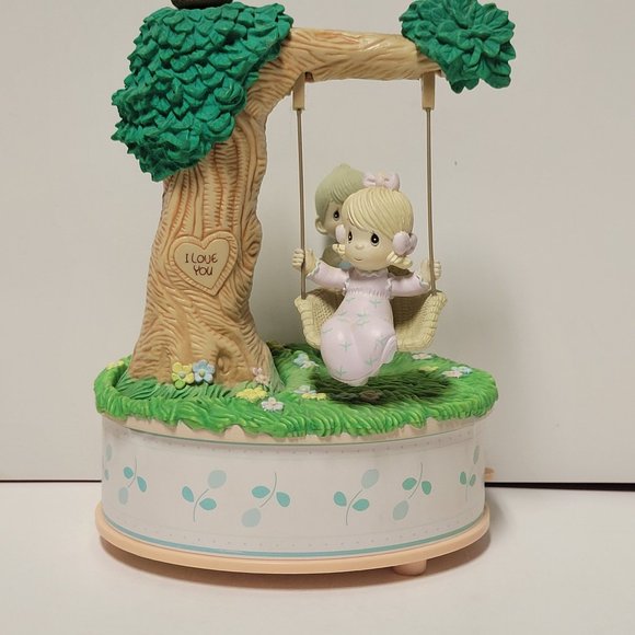 Precious Moments Animated Music Box - Picture 1 of 4
